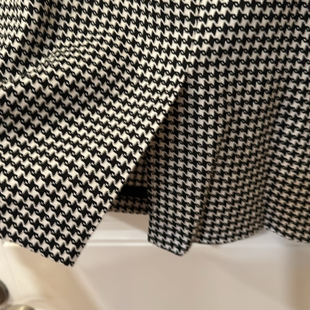 Hillard & Hanson 20 W houndstooth mini skirt. Back zipper and back kick pleat. - Picture 5 of 5
